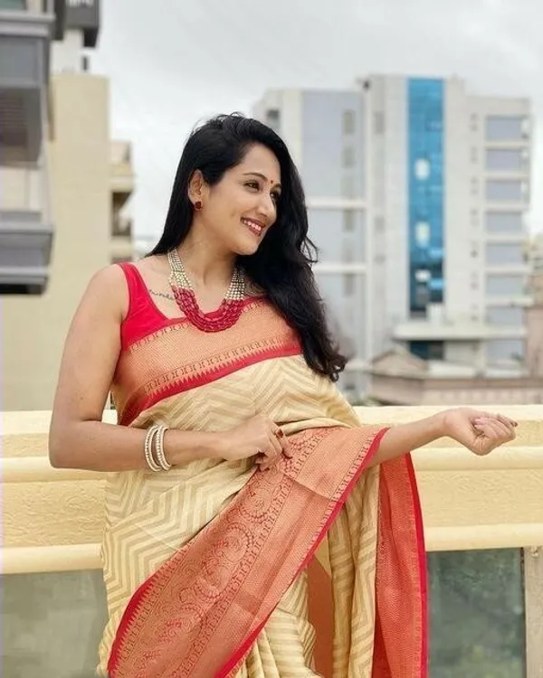Cream_Embellished_Bollywood_Jacquard_Saree_(Cream)